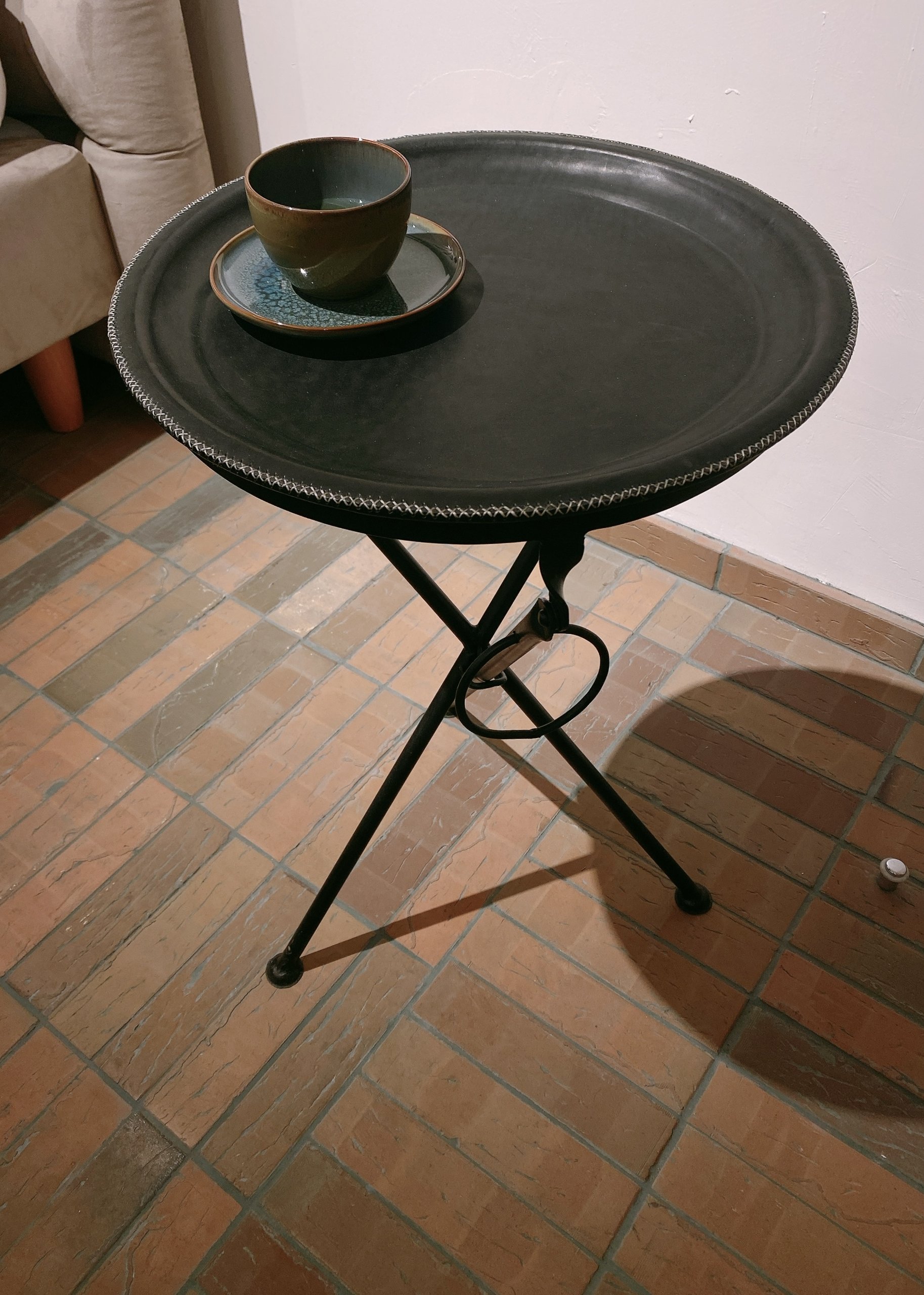 Малый круглый складывающийся металлический стол с подносом из натуральной кожи